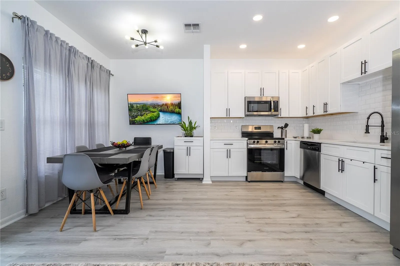 2433 CARAVELLE CIR