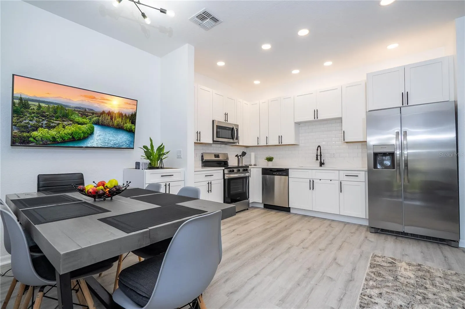 2433 CARAVELLE CIR