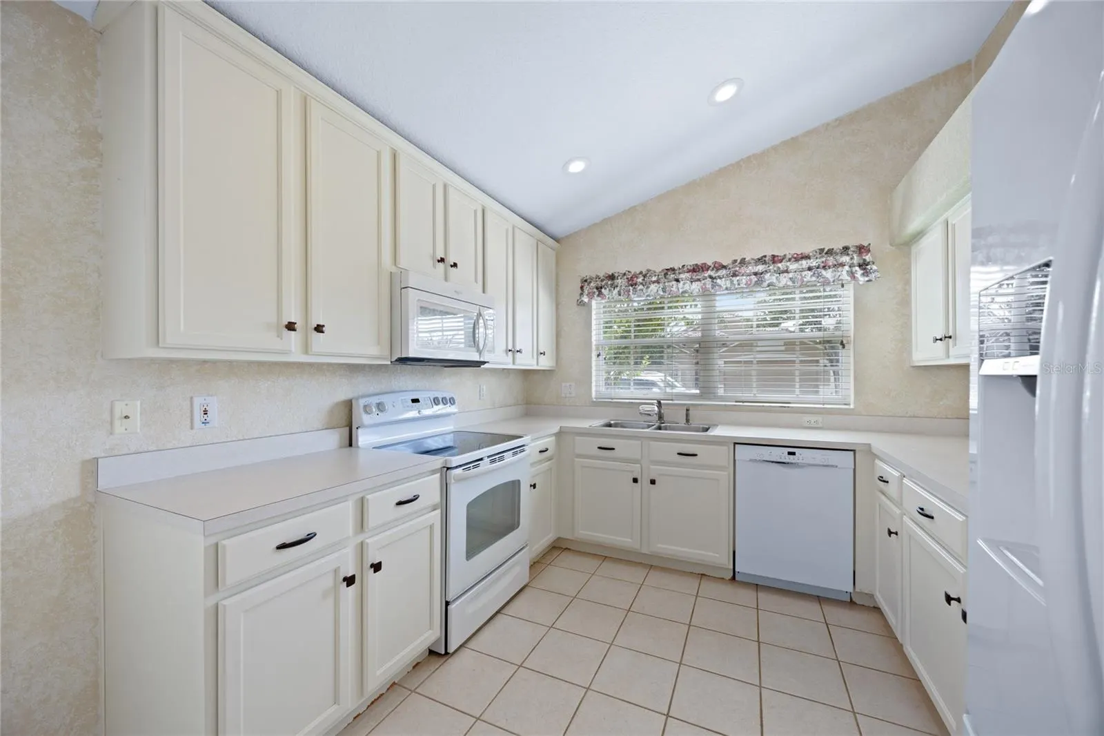 934 TORREY PINE DR