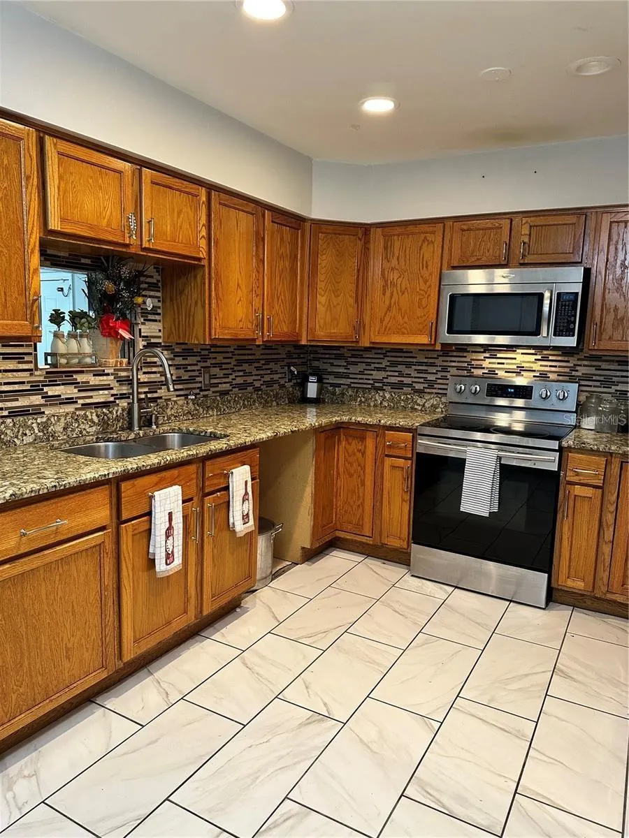 2454 OAK HOLLOW DR