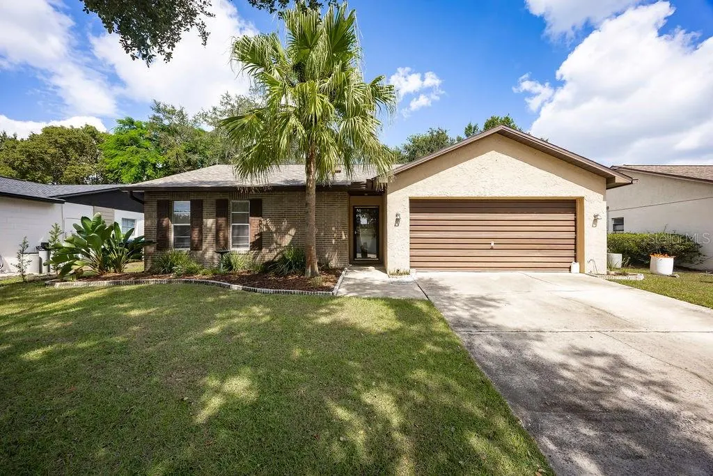 2033 LAS PALMAS CIR