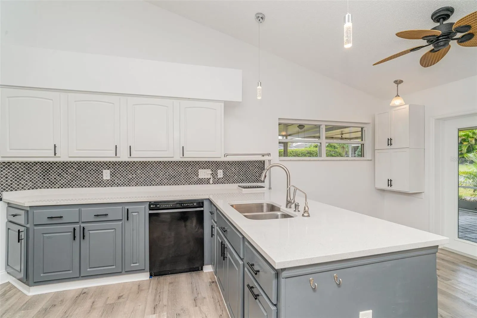 2048 BERRY ROBERTS DR