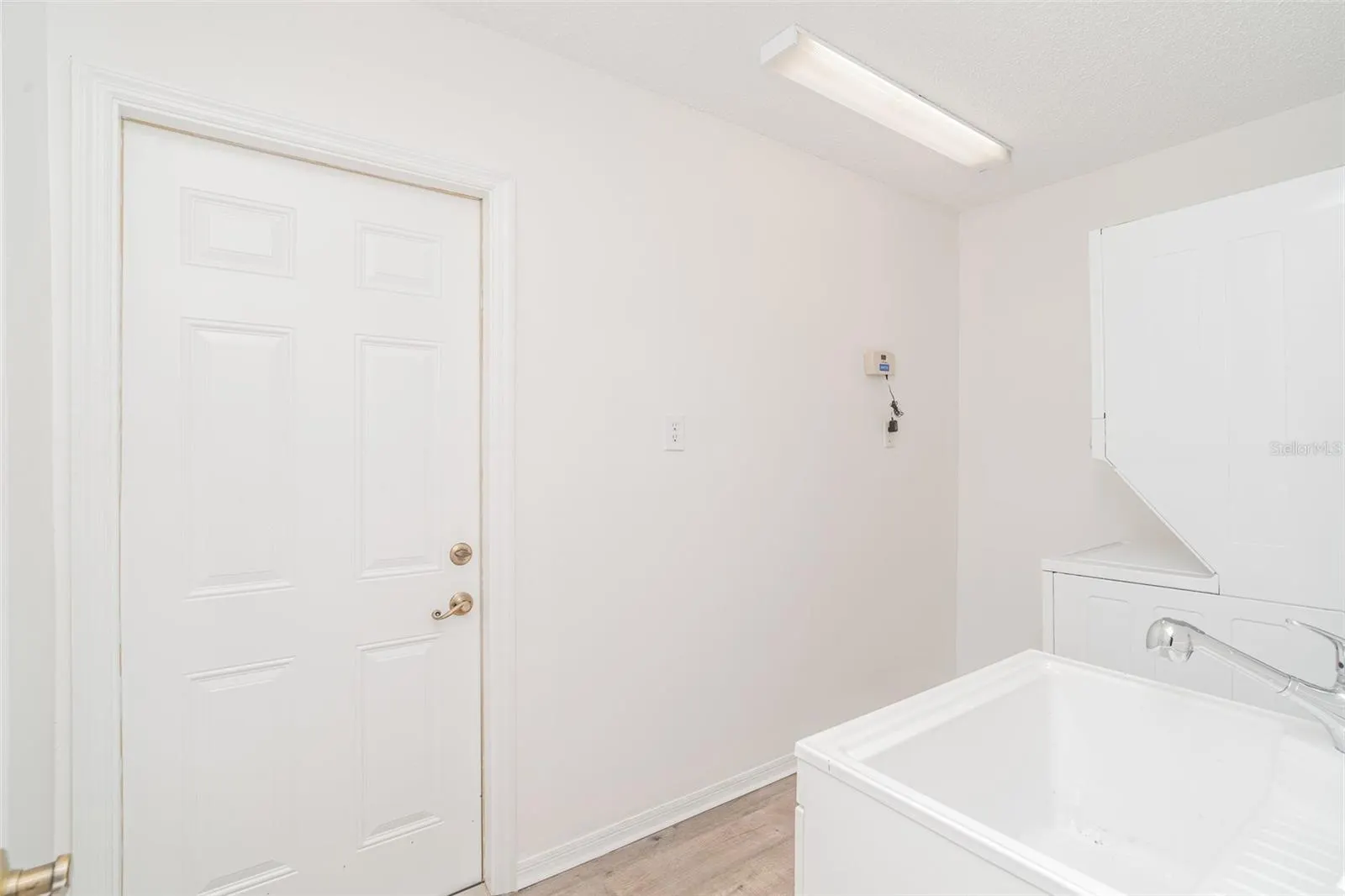 2048 BERRY ROBERTS DR