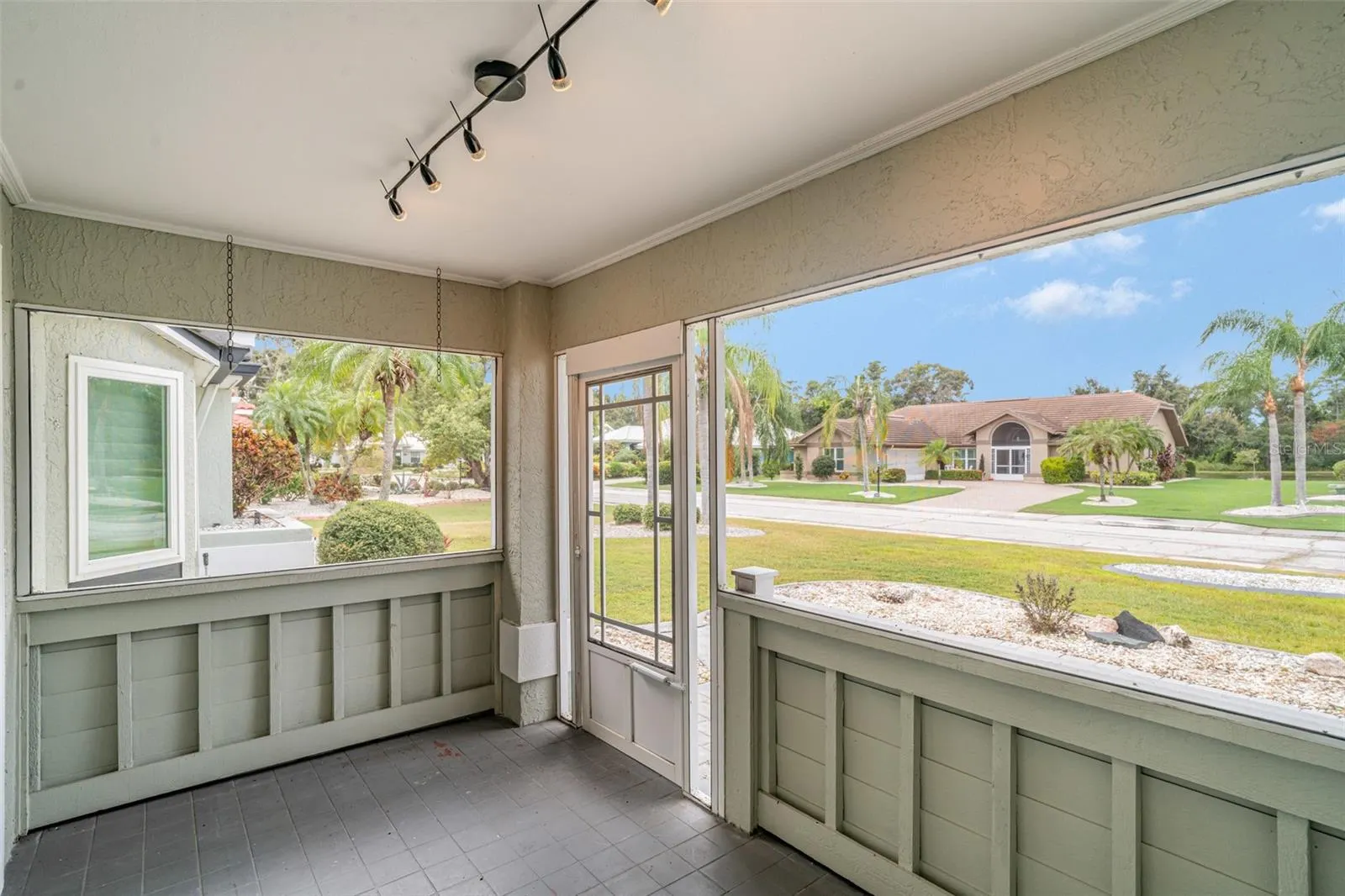 2048 BERRY ROBERTS DR