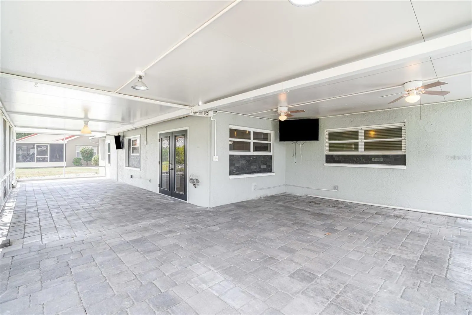 2048 BERRY ROBERTS DR