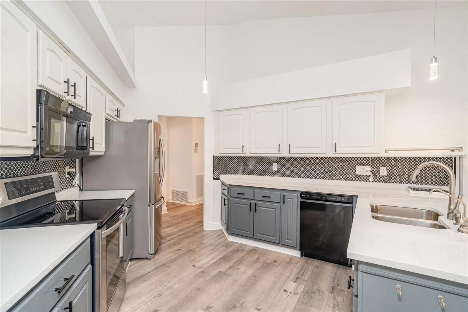 2048 BERRY ROBERTS DR