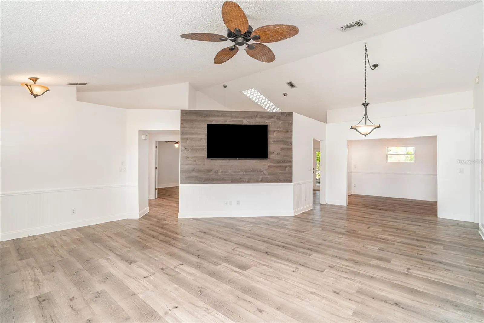 2048 BERRY ROBERTS DR