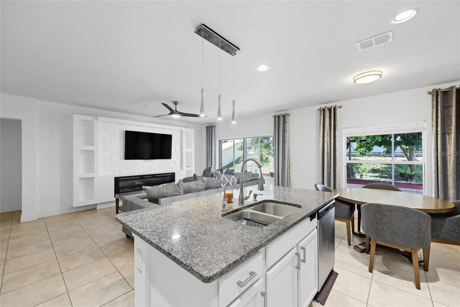 2715 BARCLAY LN