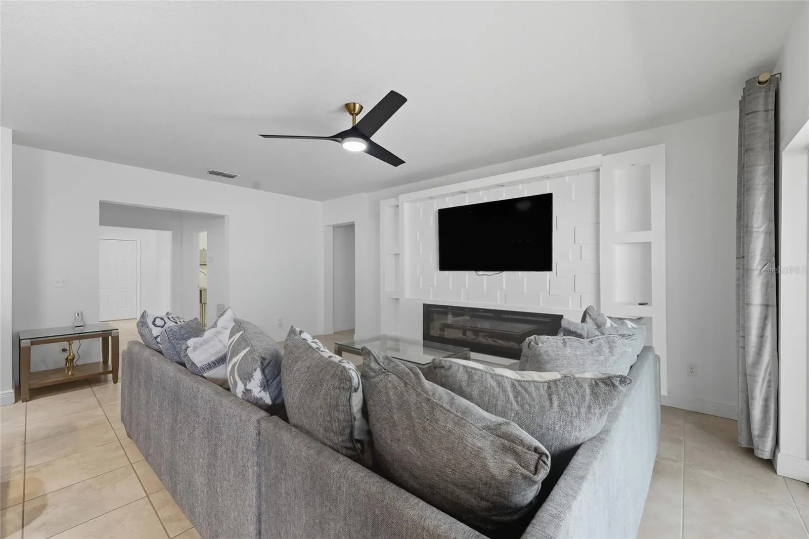 2715 BARCLAY LN
