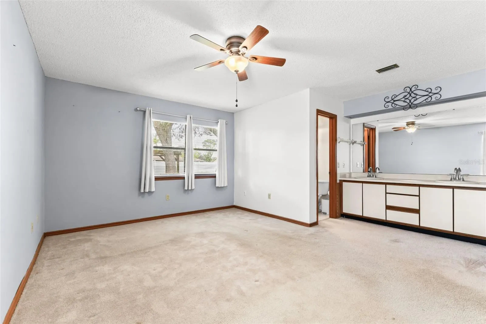 1580 E NORMANDY BLVD