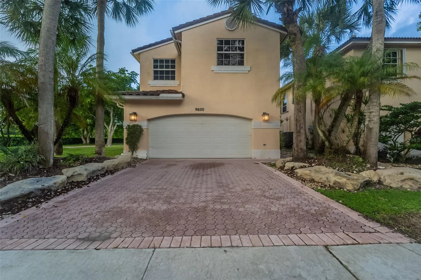 9820 FAIRWAY COVE LN