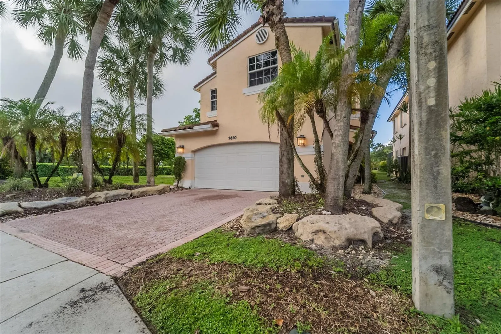 9820 FAIRWAY COVE LN