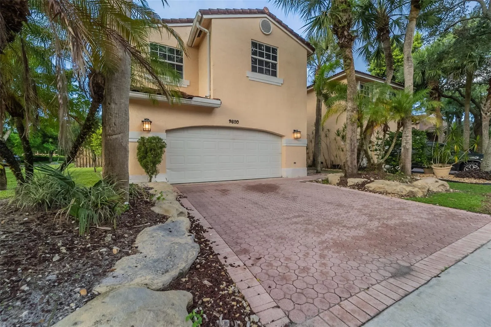 9820 FAIRWAY COVE LN