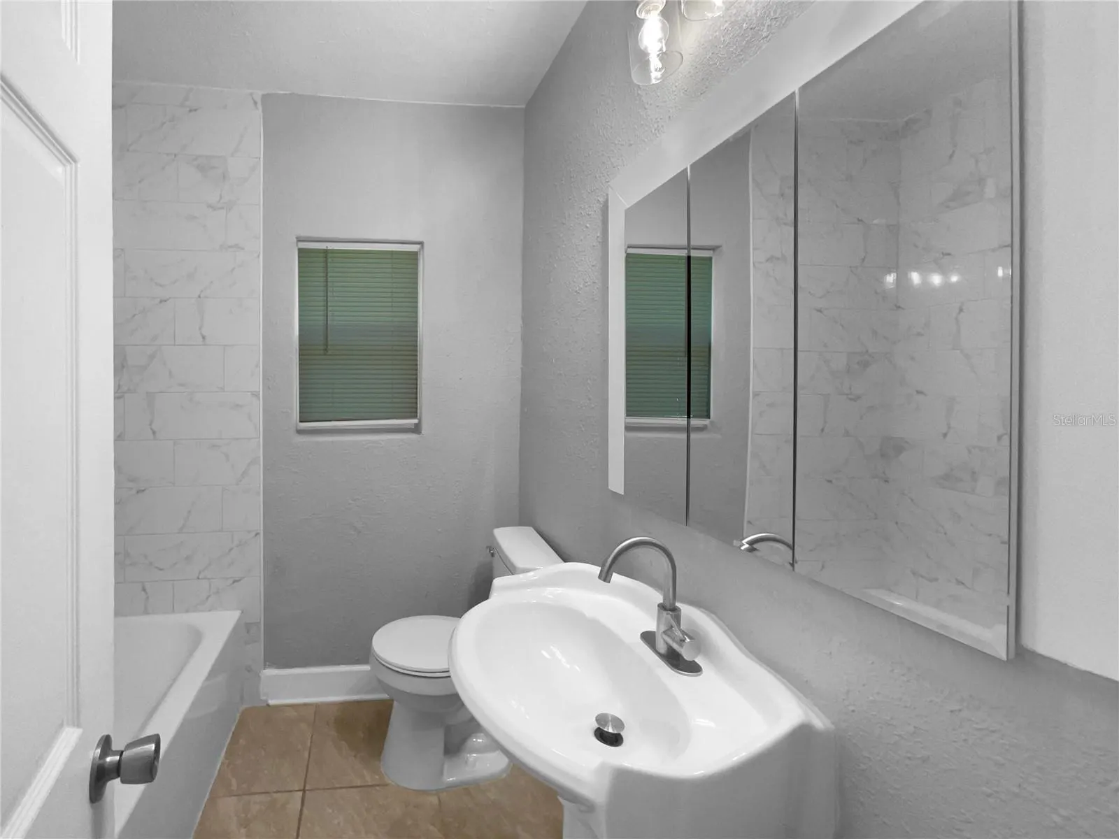 2812 TOM BREWER LN