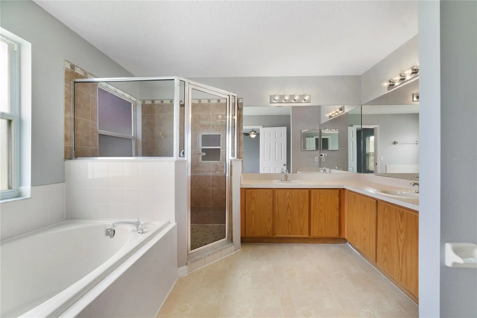 211 CANTERBURY CT