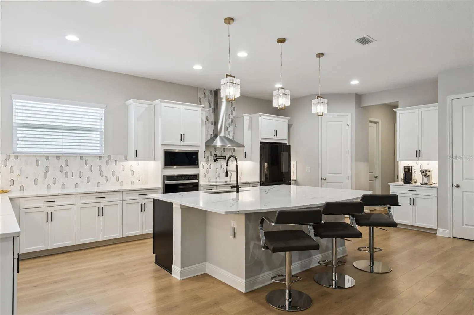 19053 BLUELEAF ST