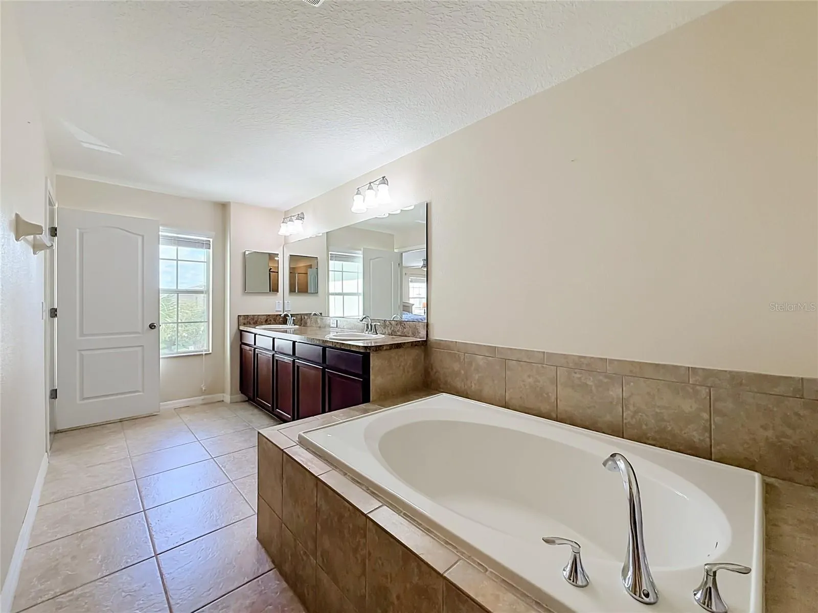 3554 RODRICK CIR