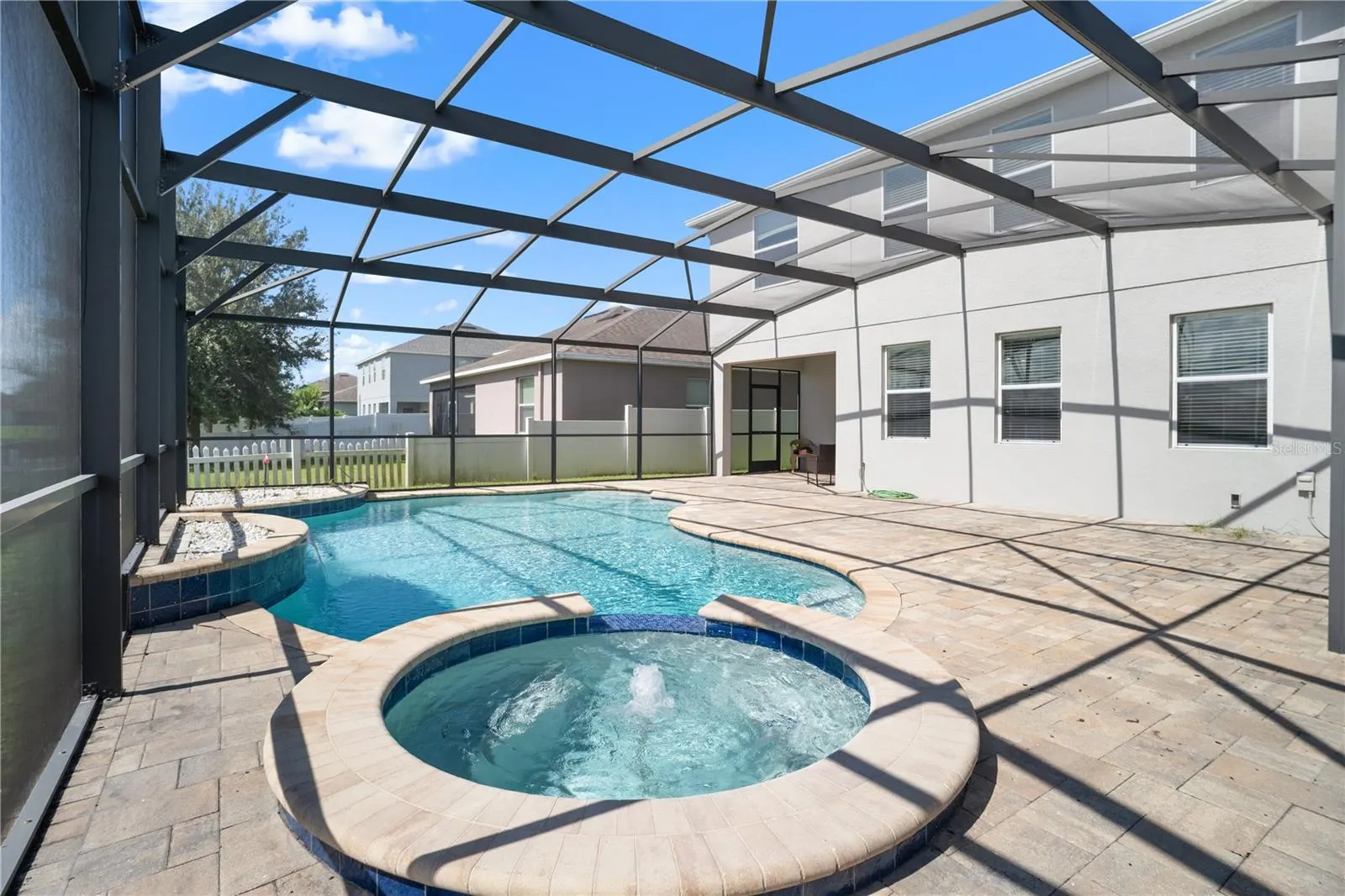 1586 THETFORD CIR