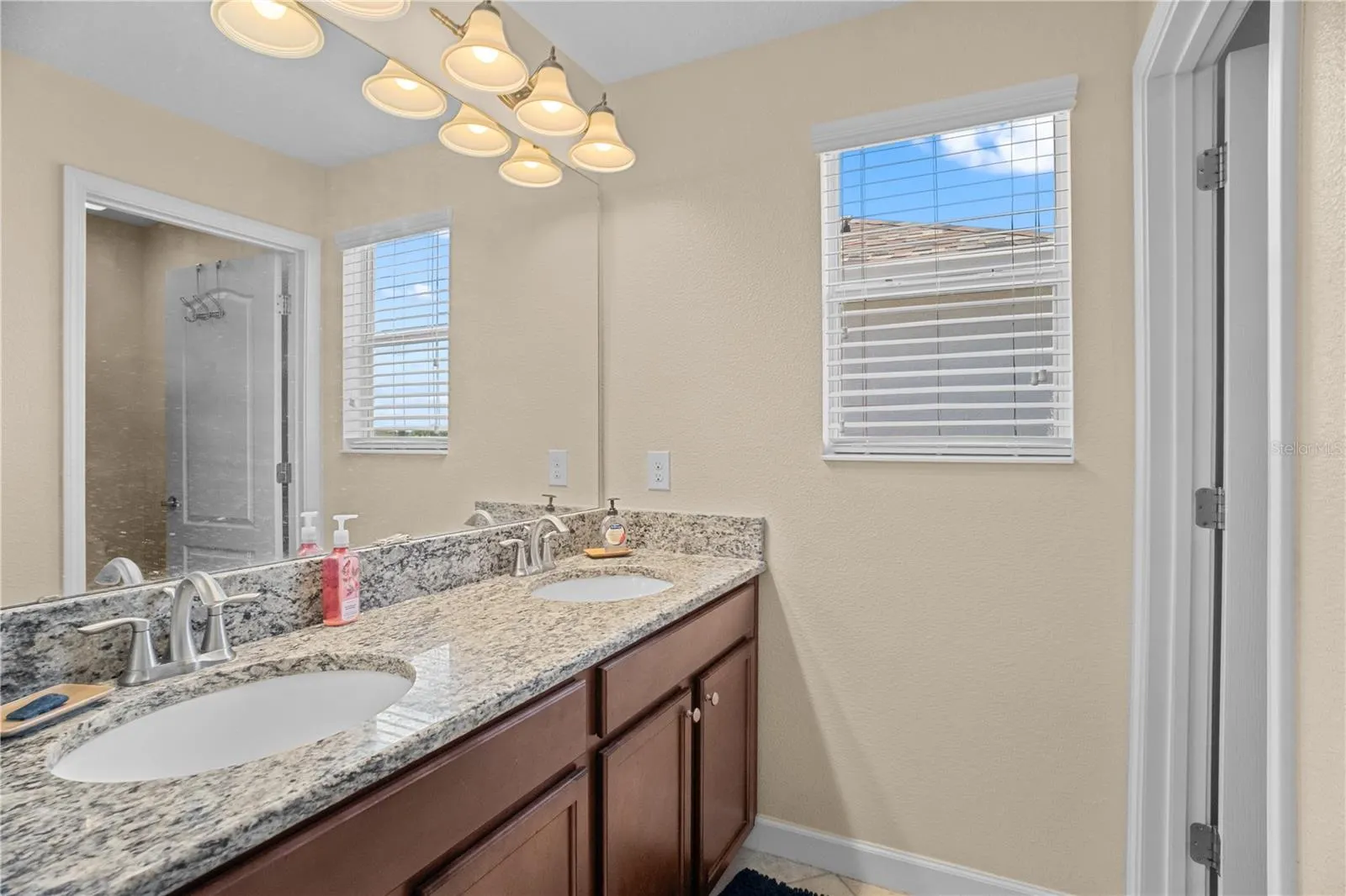1586 THETFORD CIR