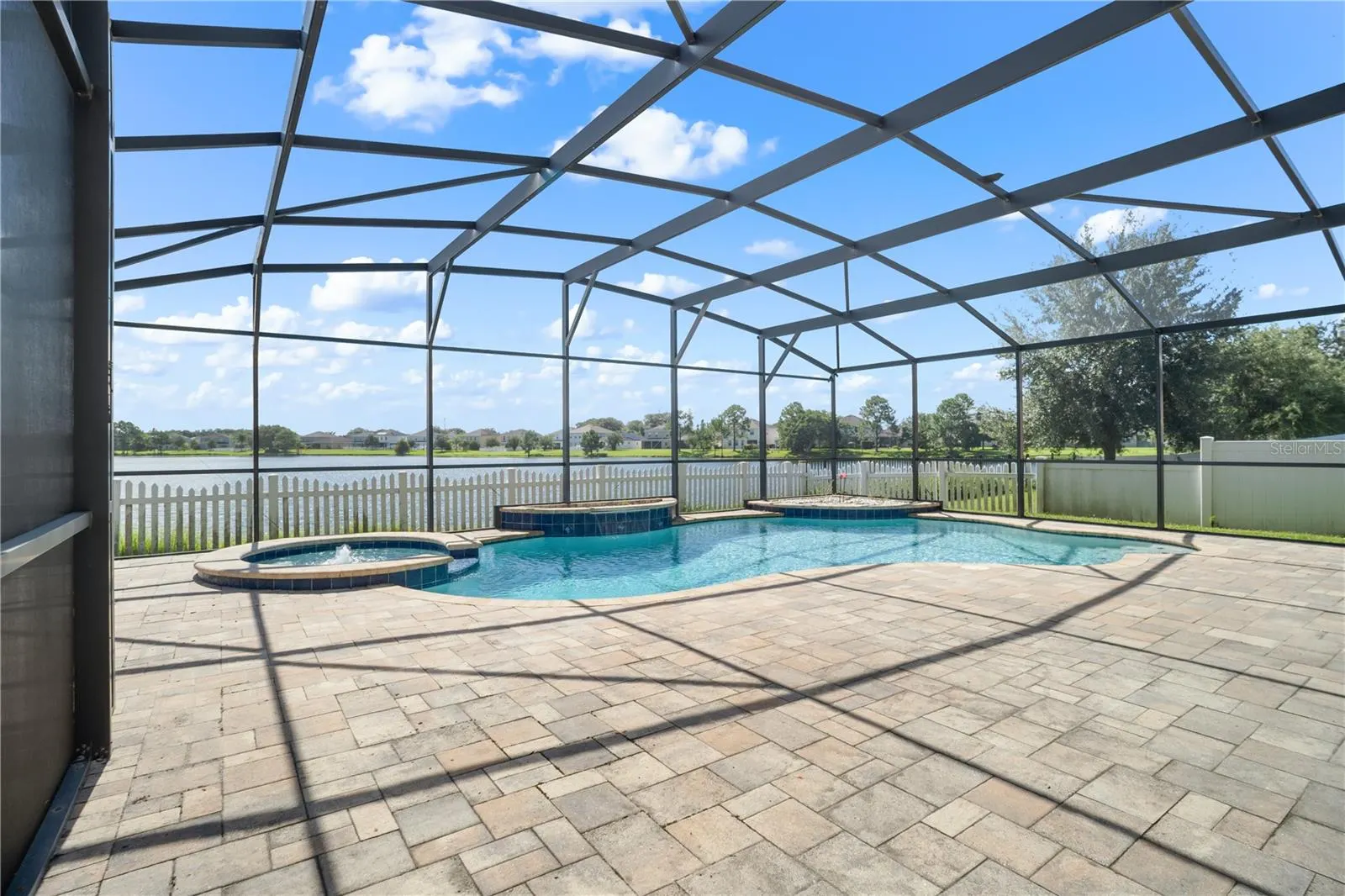 1586 THETFORD CIR