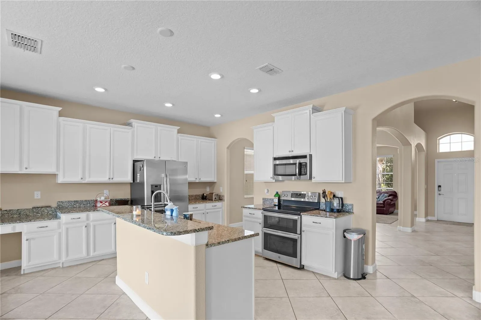 1586 THETFORD CIR