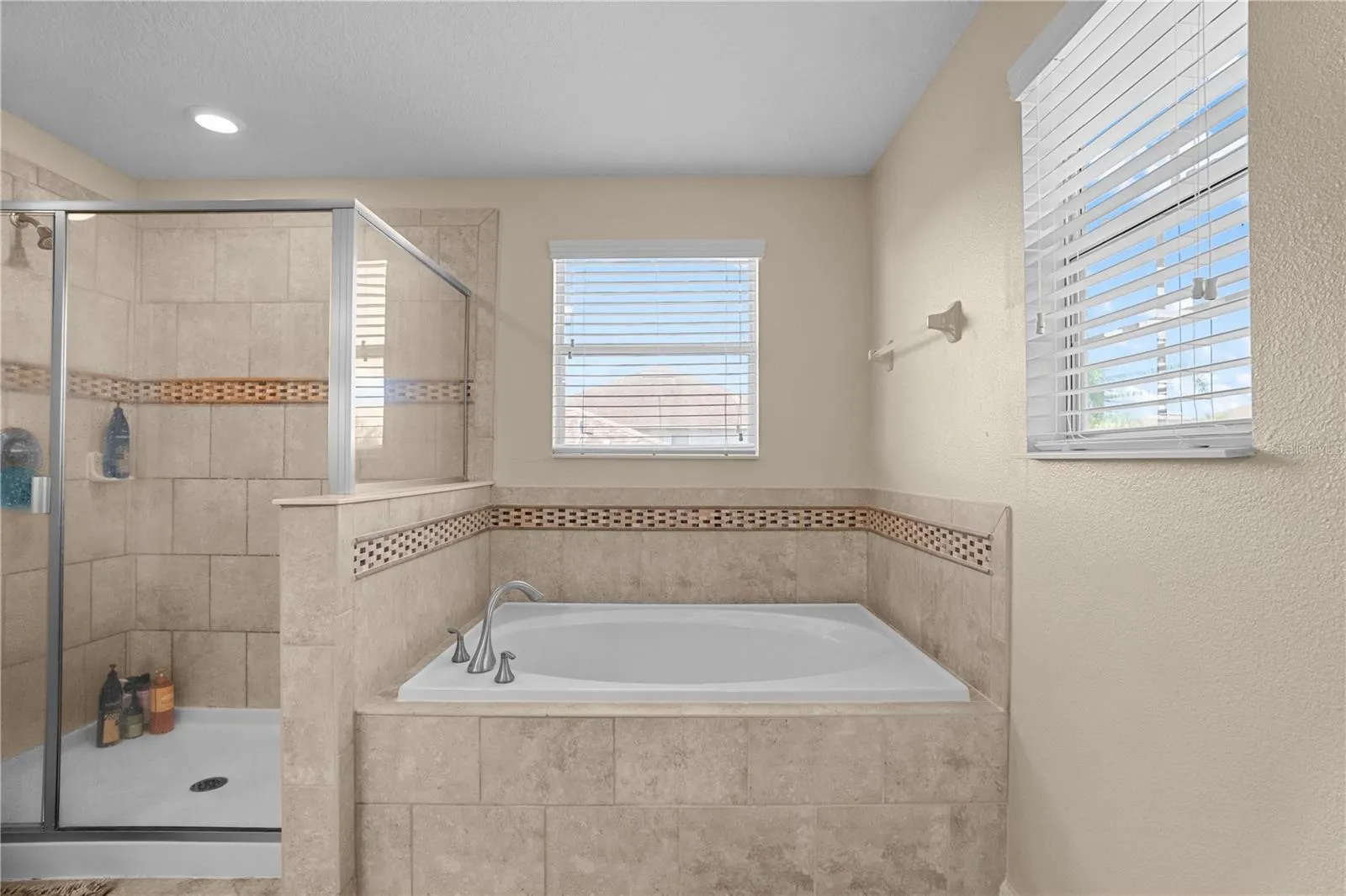 1586 THETFORD CIR