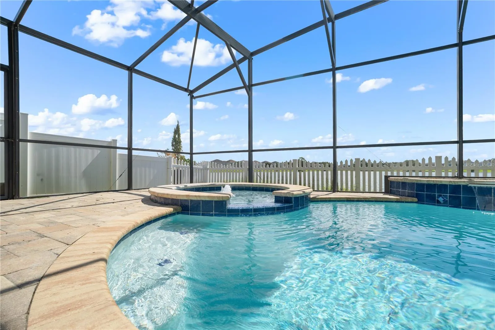 1586 THETFORD CIR