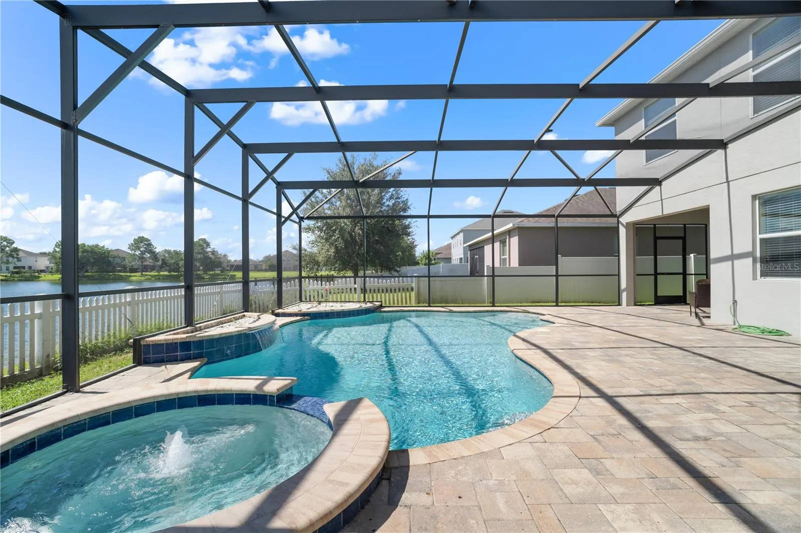 1586 THETFORD CIR