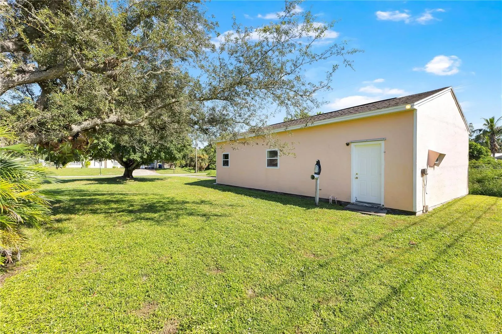 867 FLORALAND AVE