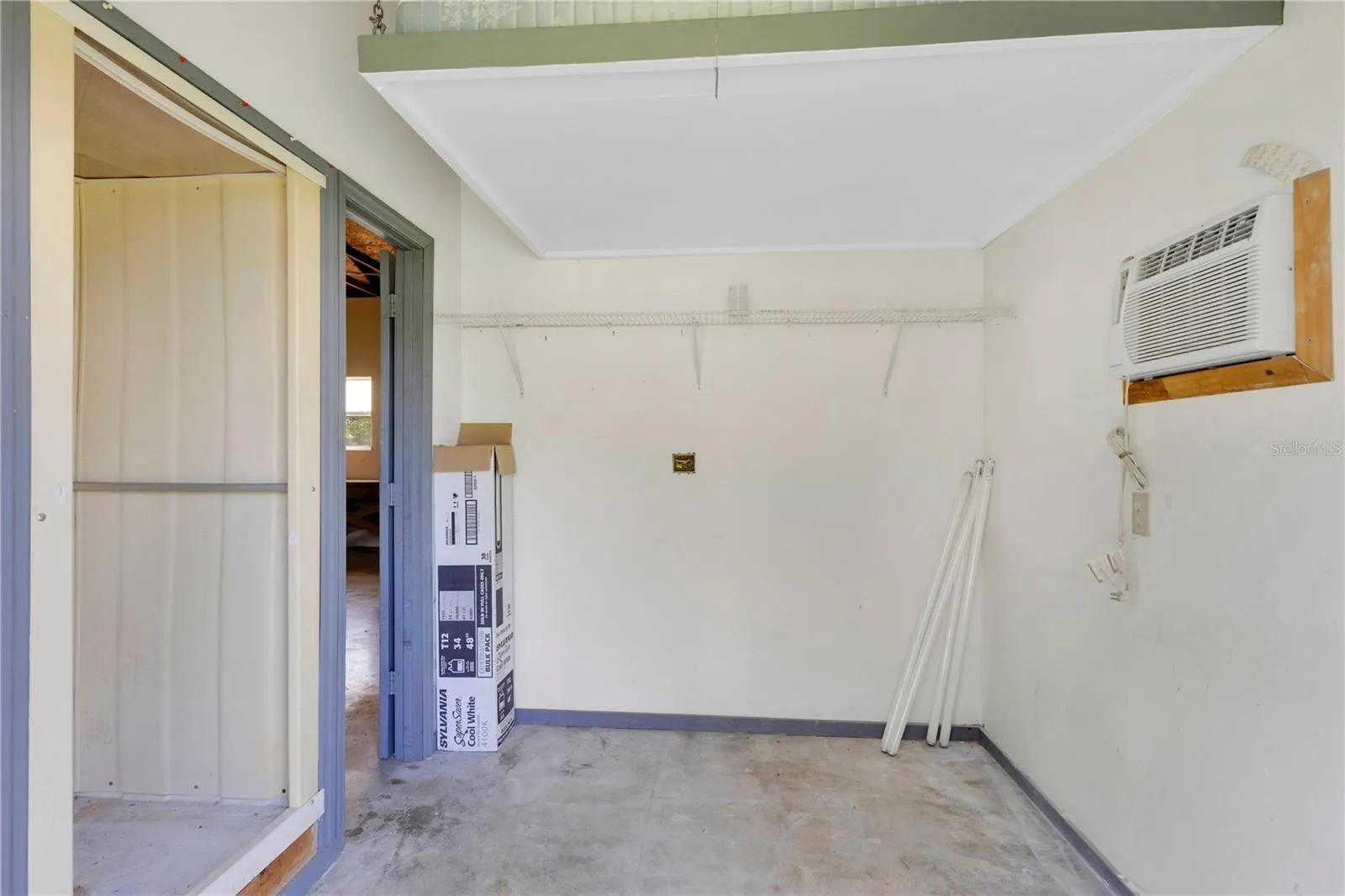 867 FLORALAND AVE