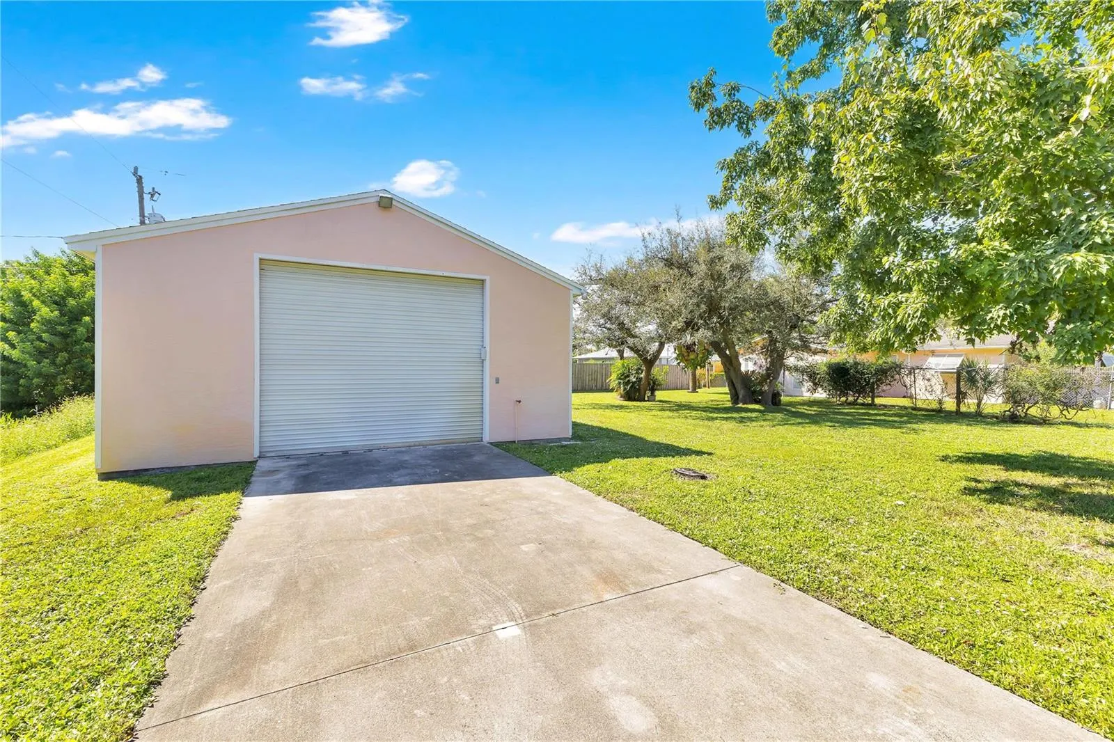 867 FLORALAND AVE