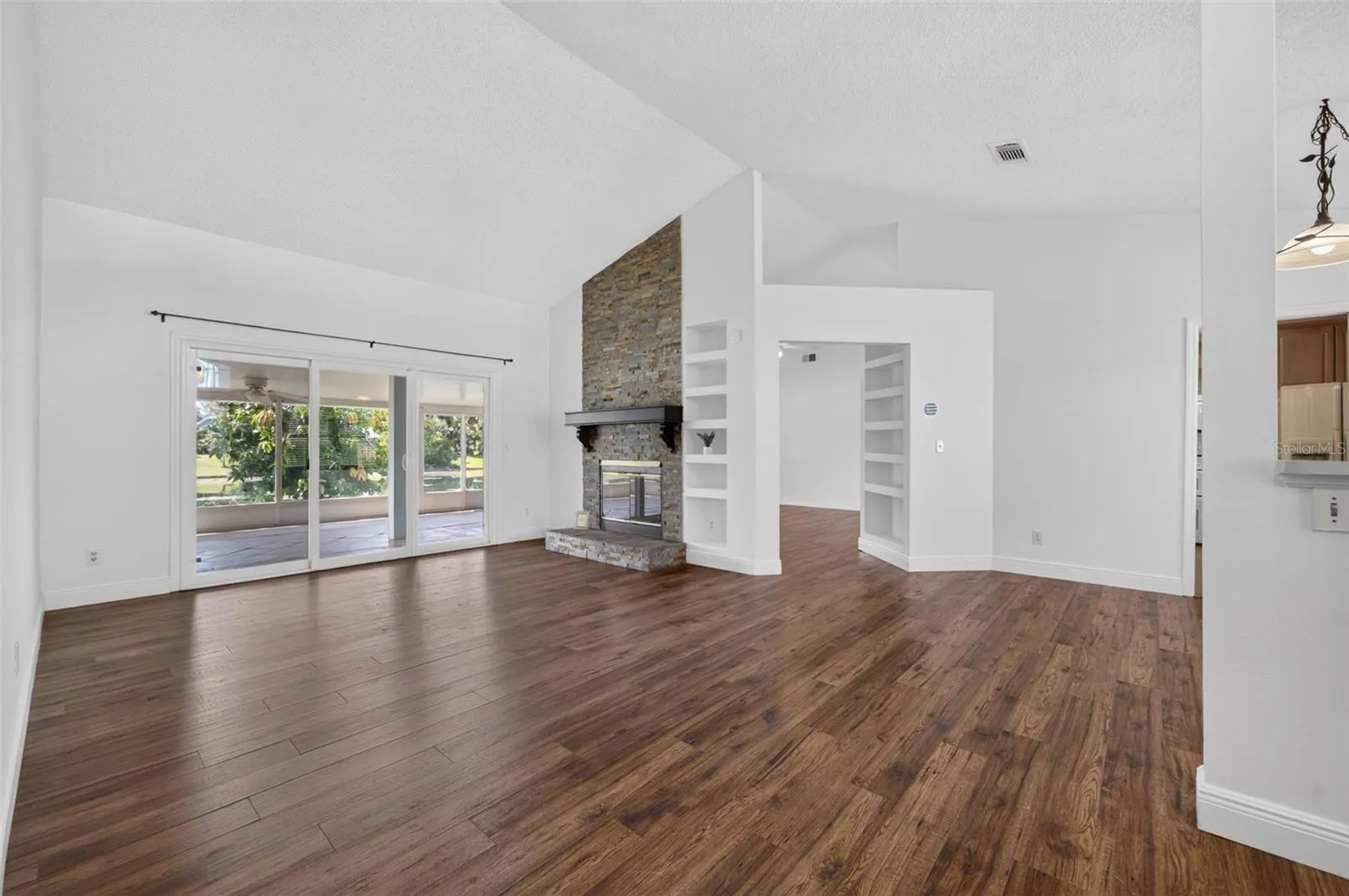 2925 EAGLE LAKE DR