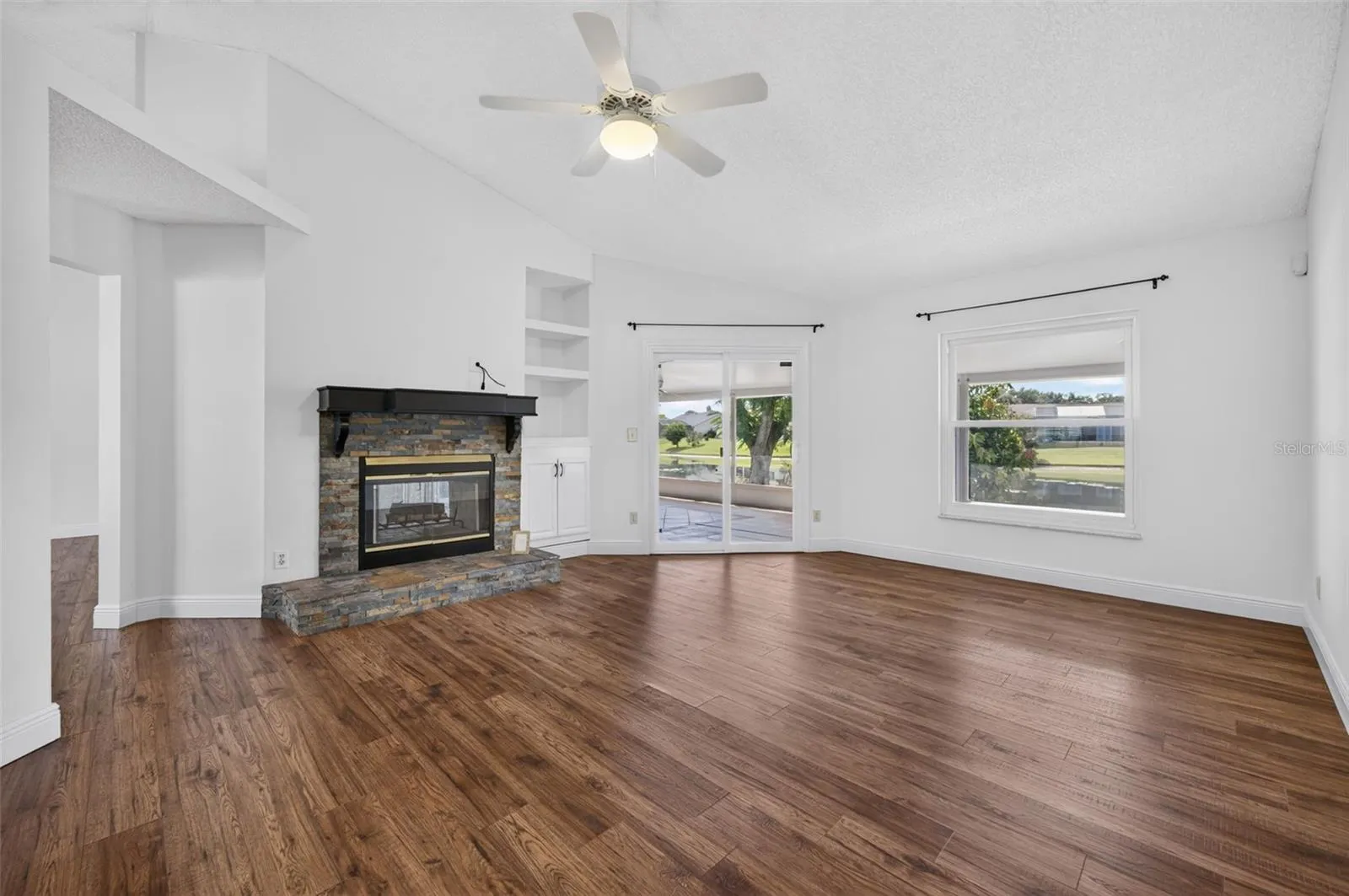 2925 EAGLE LAKE DR