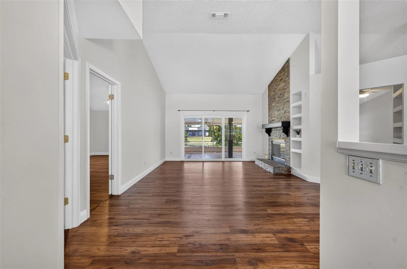 2925 EAGLE LAKE DR