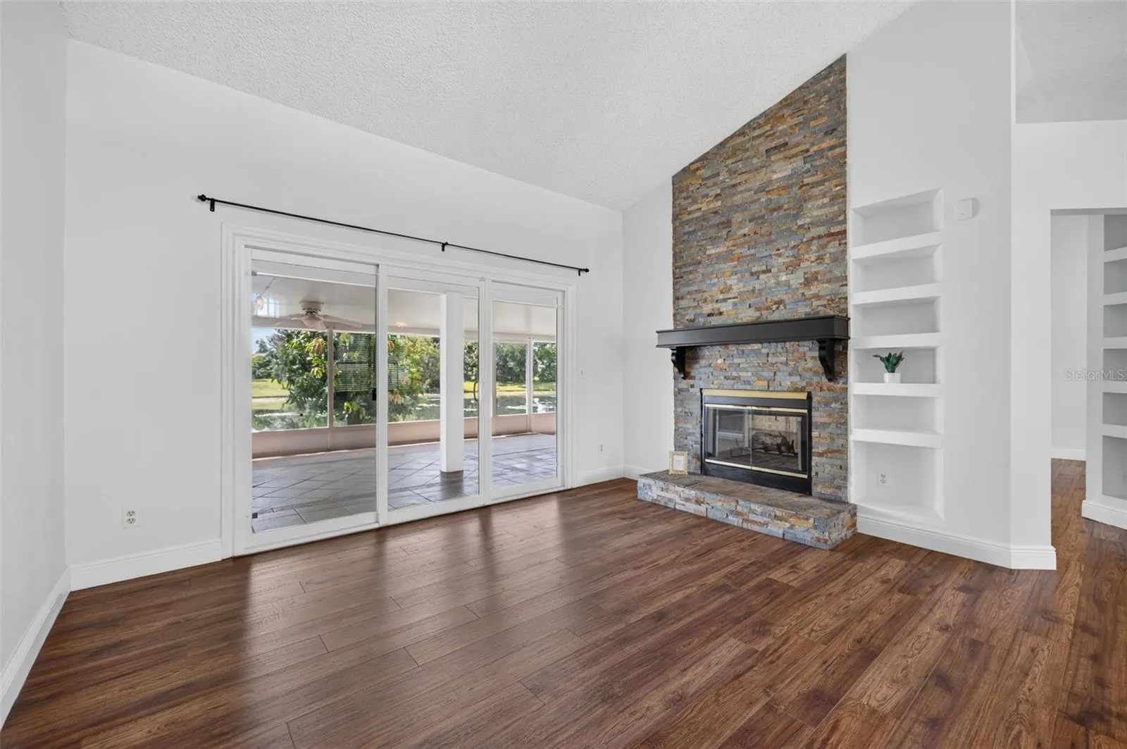 2925 EAGLE LAKE DR