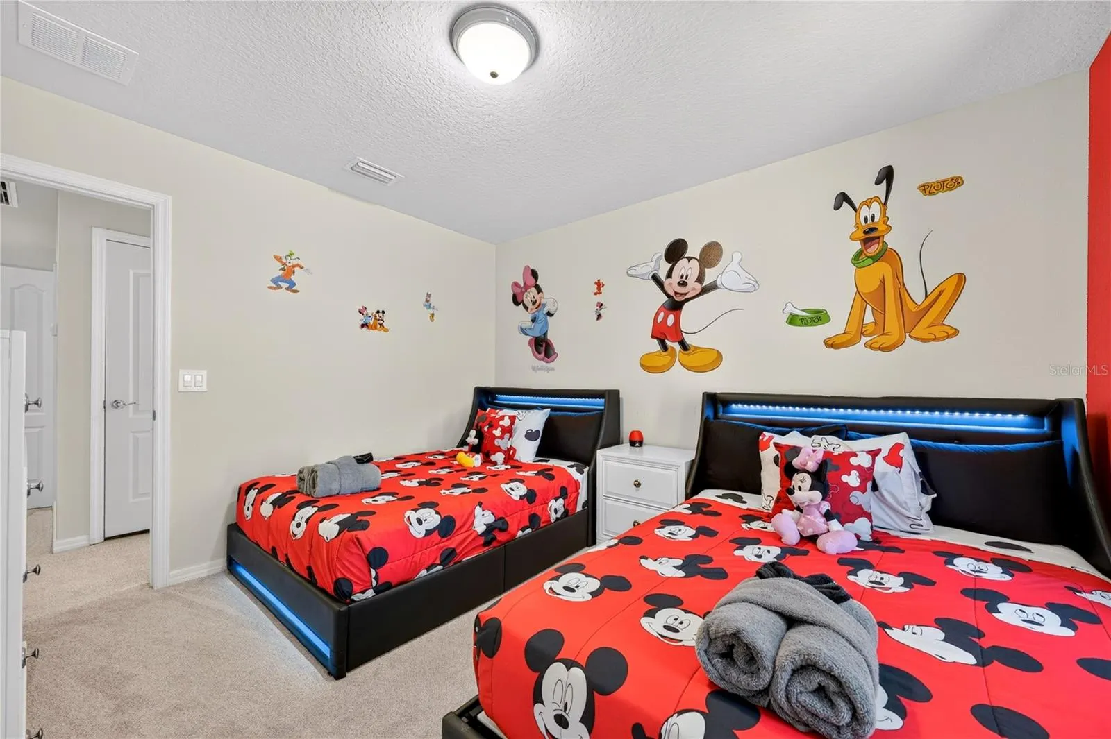 8882 GENEVE CT