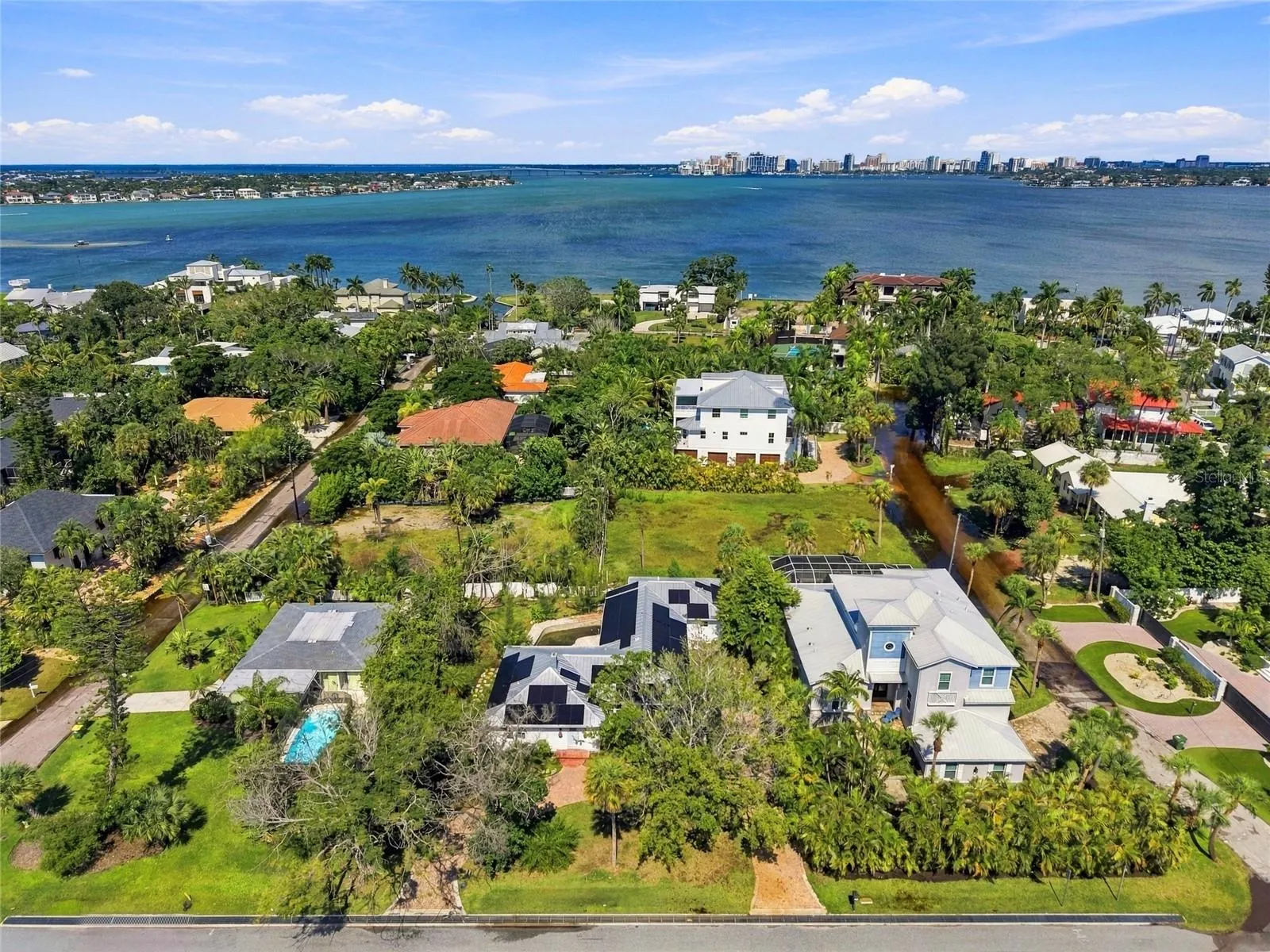617 SIESTA DR