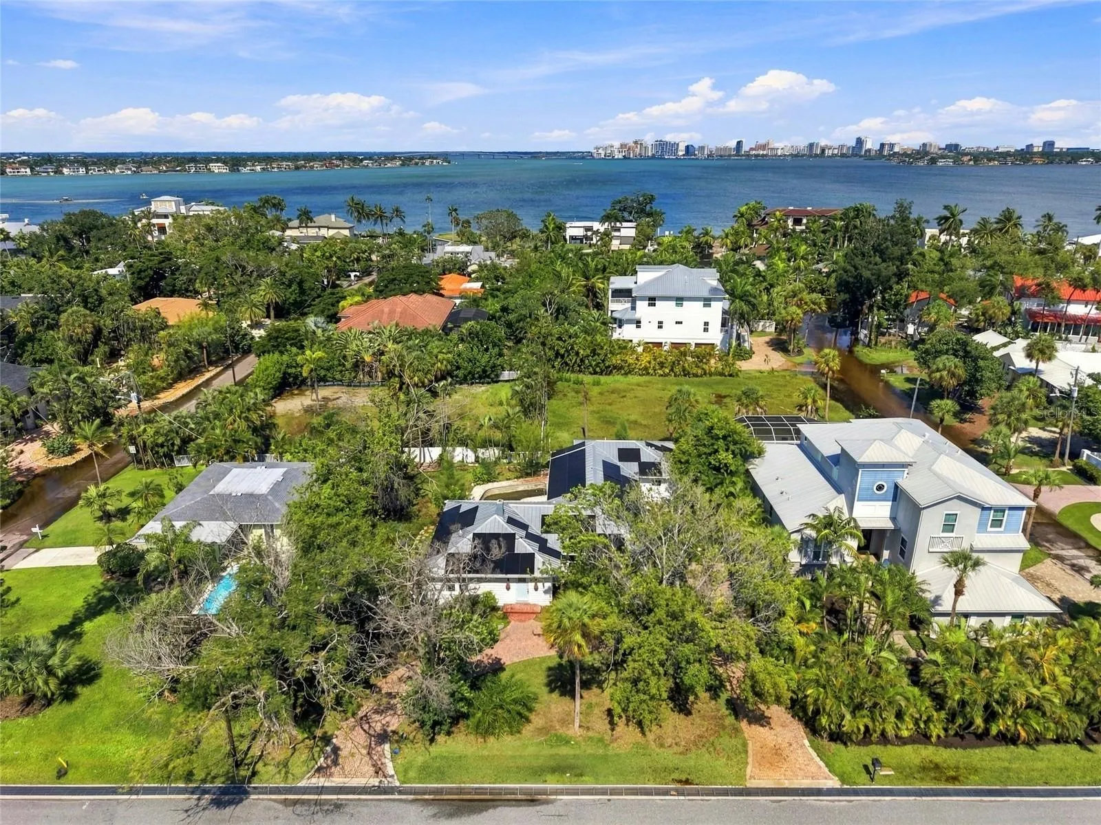 617 SIESTA DR