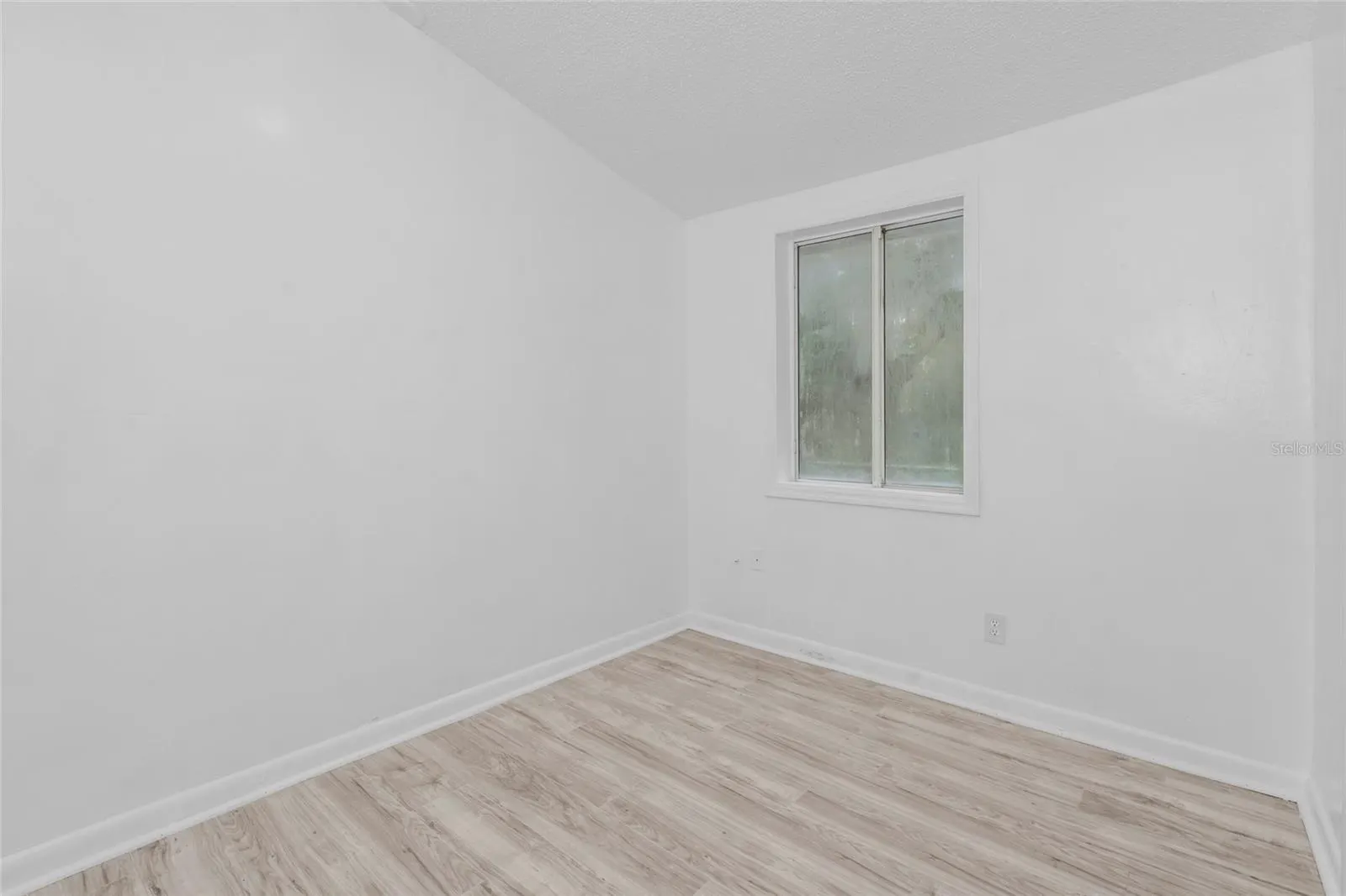 8021 N EDISON AVE