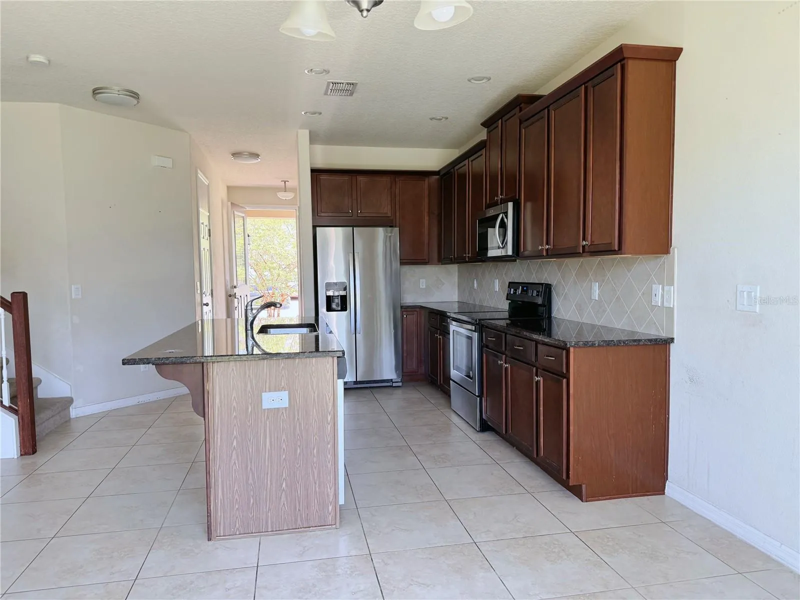 2428 CHATEAU LOOP