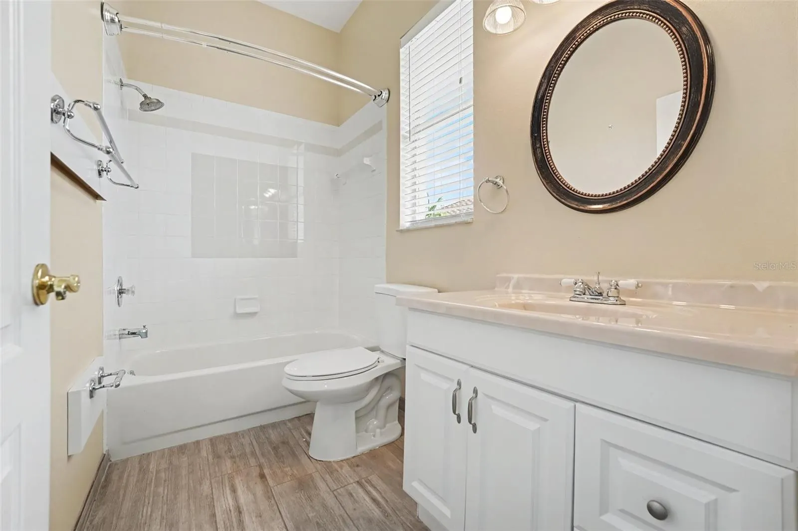 1805 LEE JANZEN DR