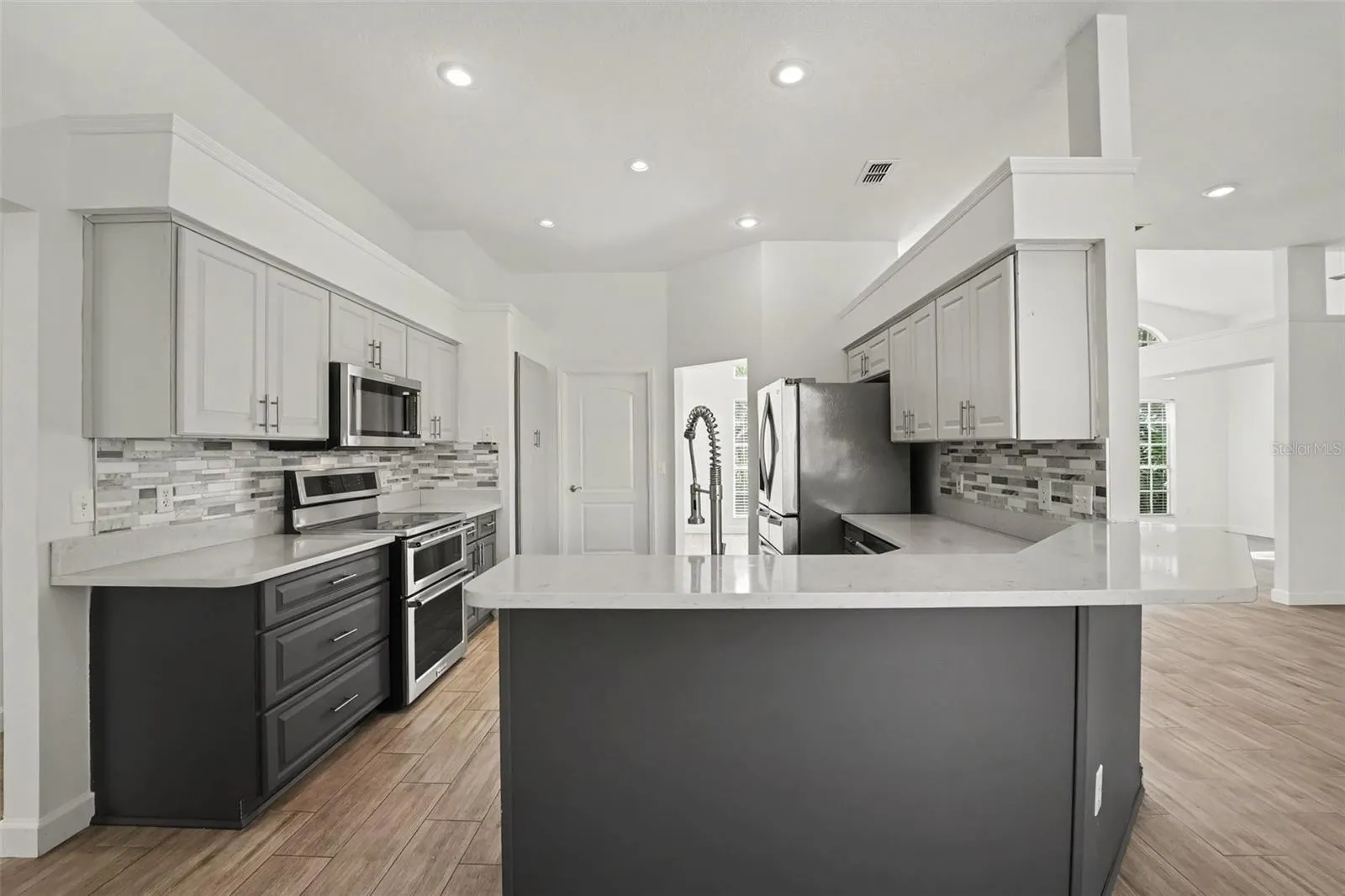 1805 LEE JANZEN DR
