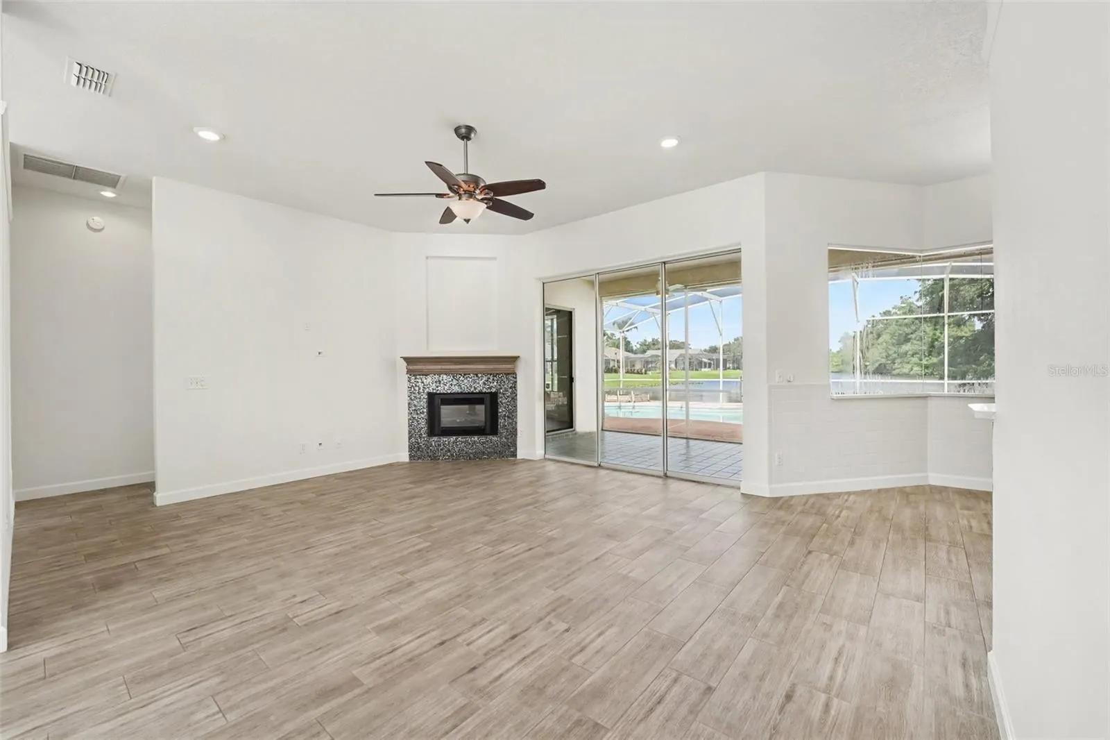 1805 LEE JANZEN DR
