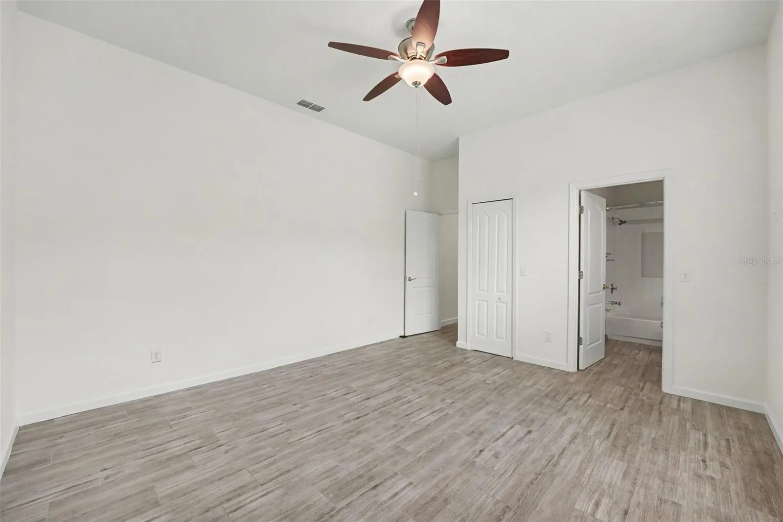 1805 LEE JANZEN DR