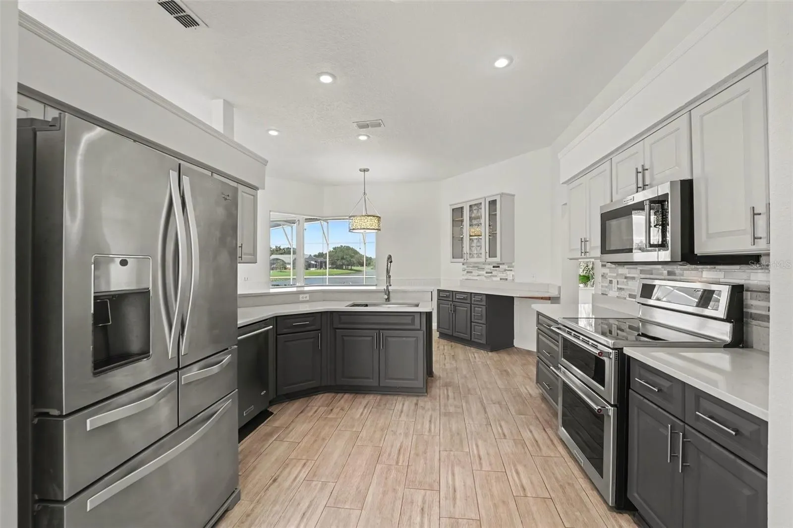 1805 LEE JANZEN DR