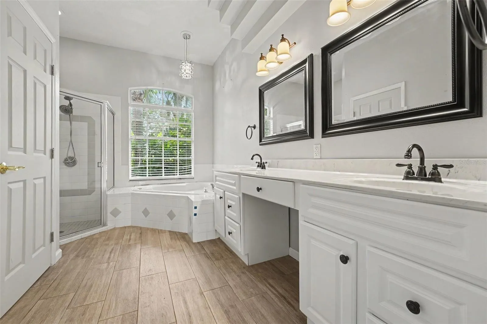 1805 LEE JANZEN DR