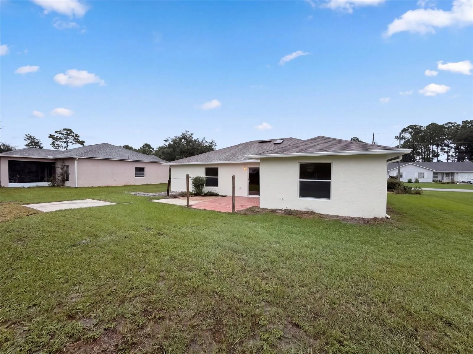 18 ROLLAND LN