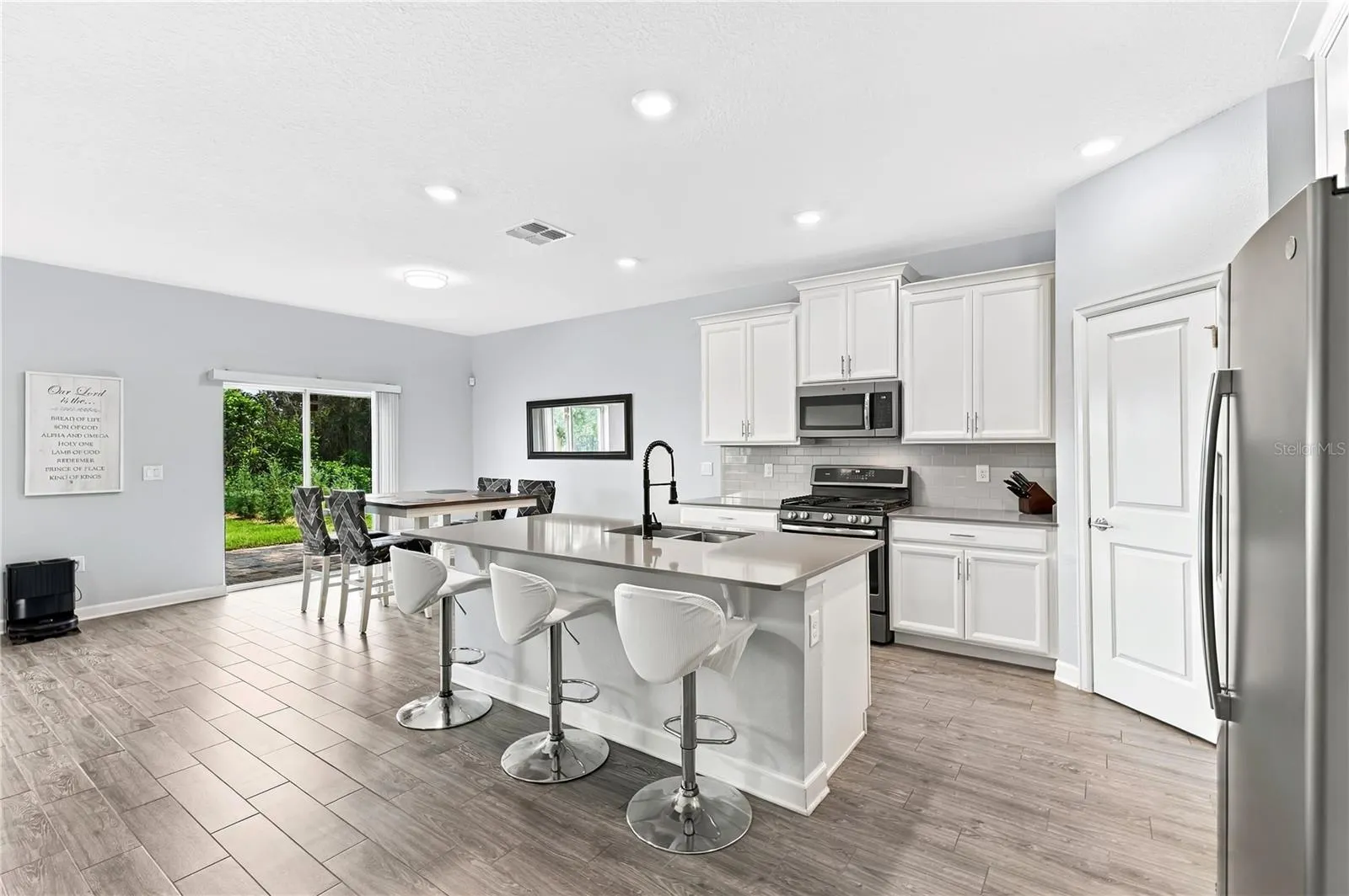 1047 OAK BLUFF DR