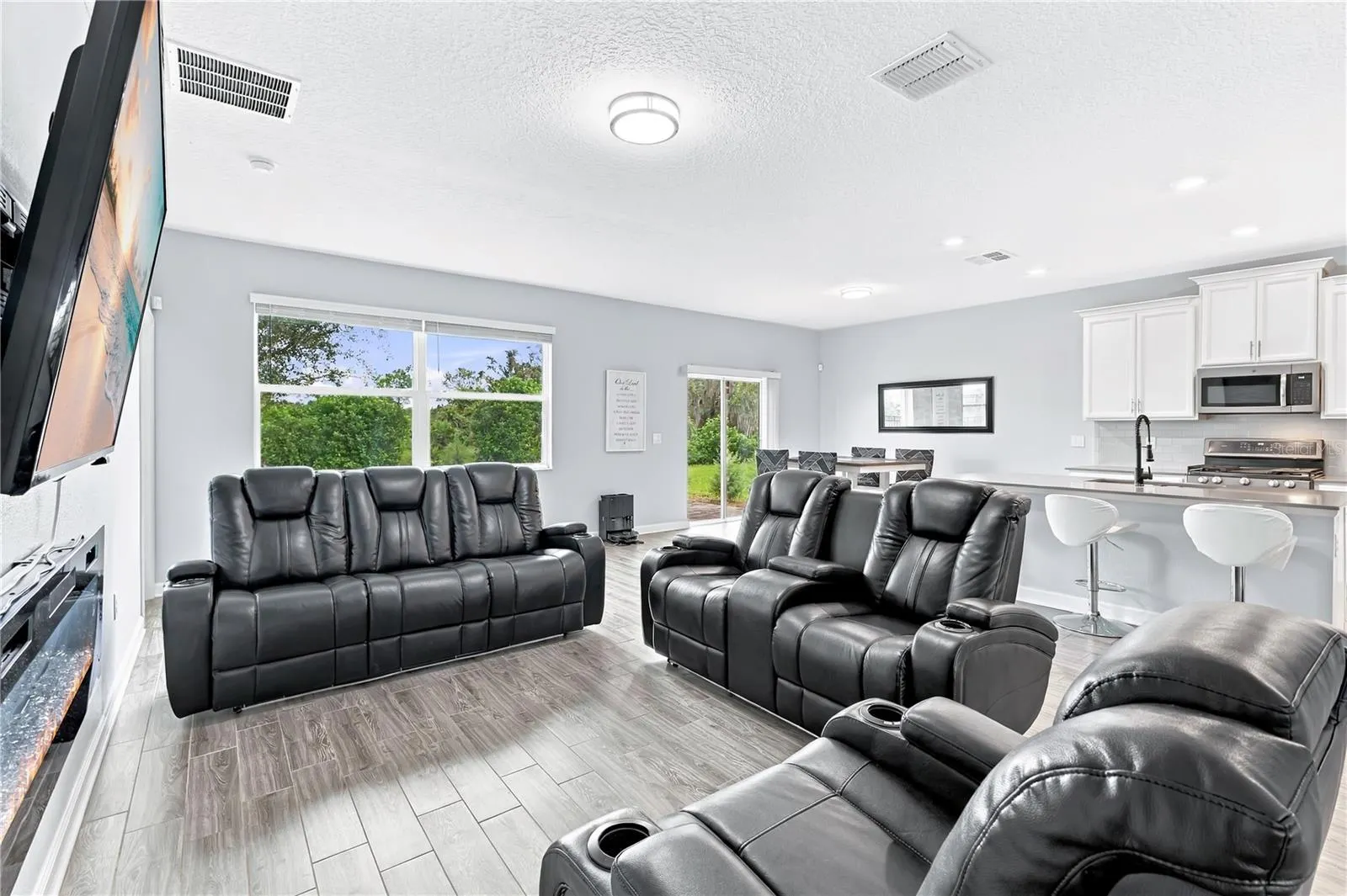 1047 OAK BLUFF DR