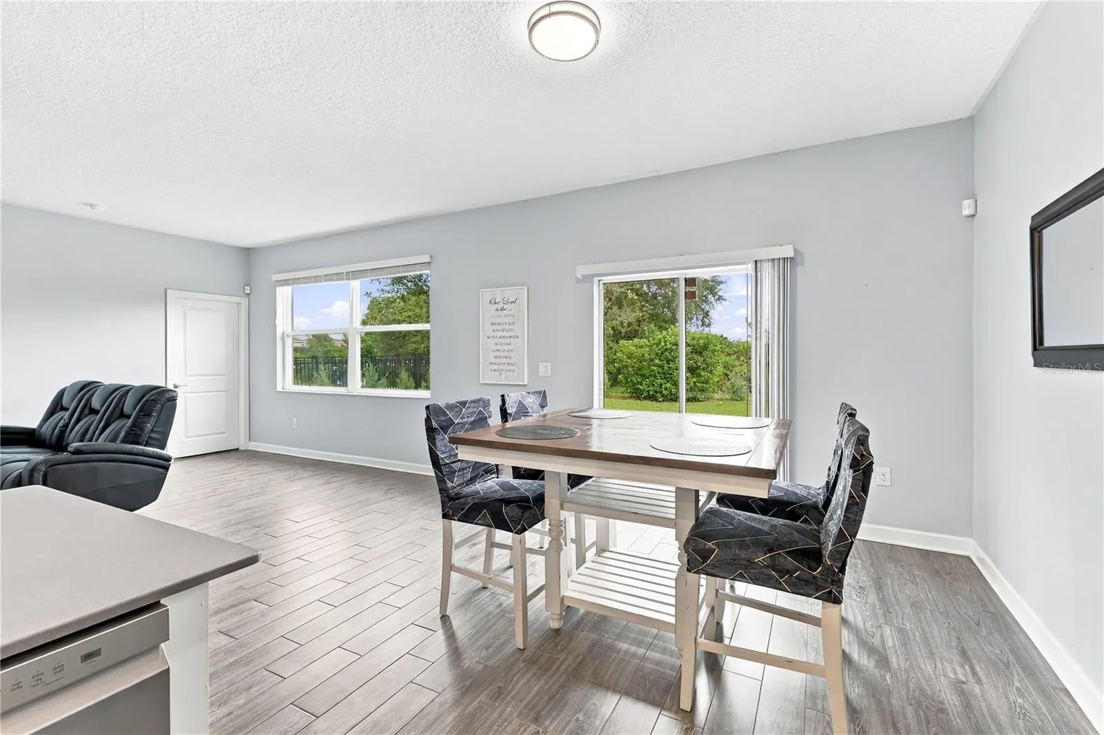 1047 OAK BLUFF DR